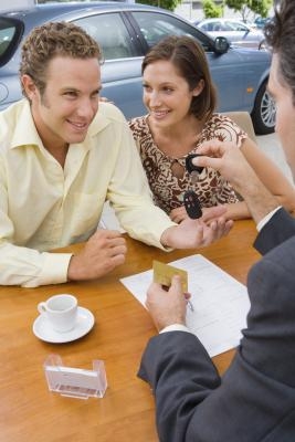 How to Look for Auto Dealers That Finance People With Bad Credit
