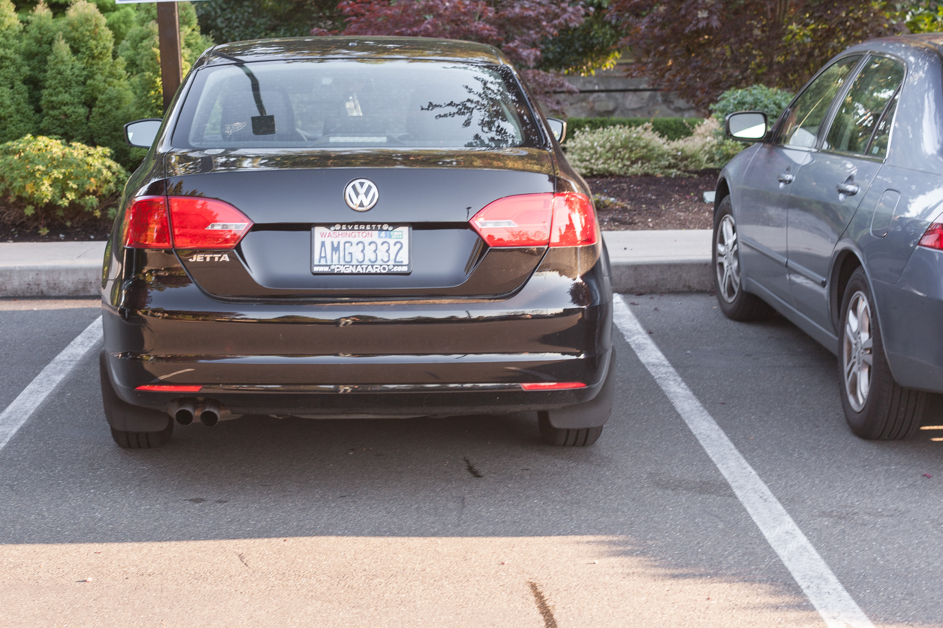 How to Park a Car in a Parking Space (with Pictures)