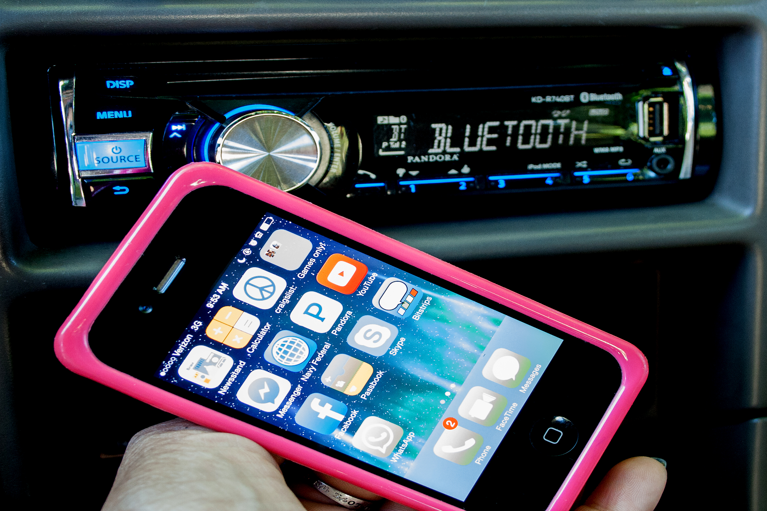 How to Hook Your Cell Phone Wirelessly Through Your Car Radio