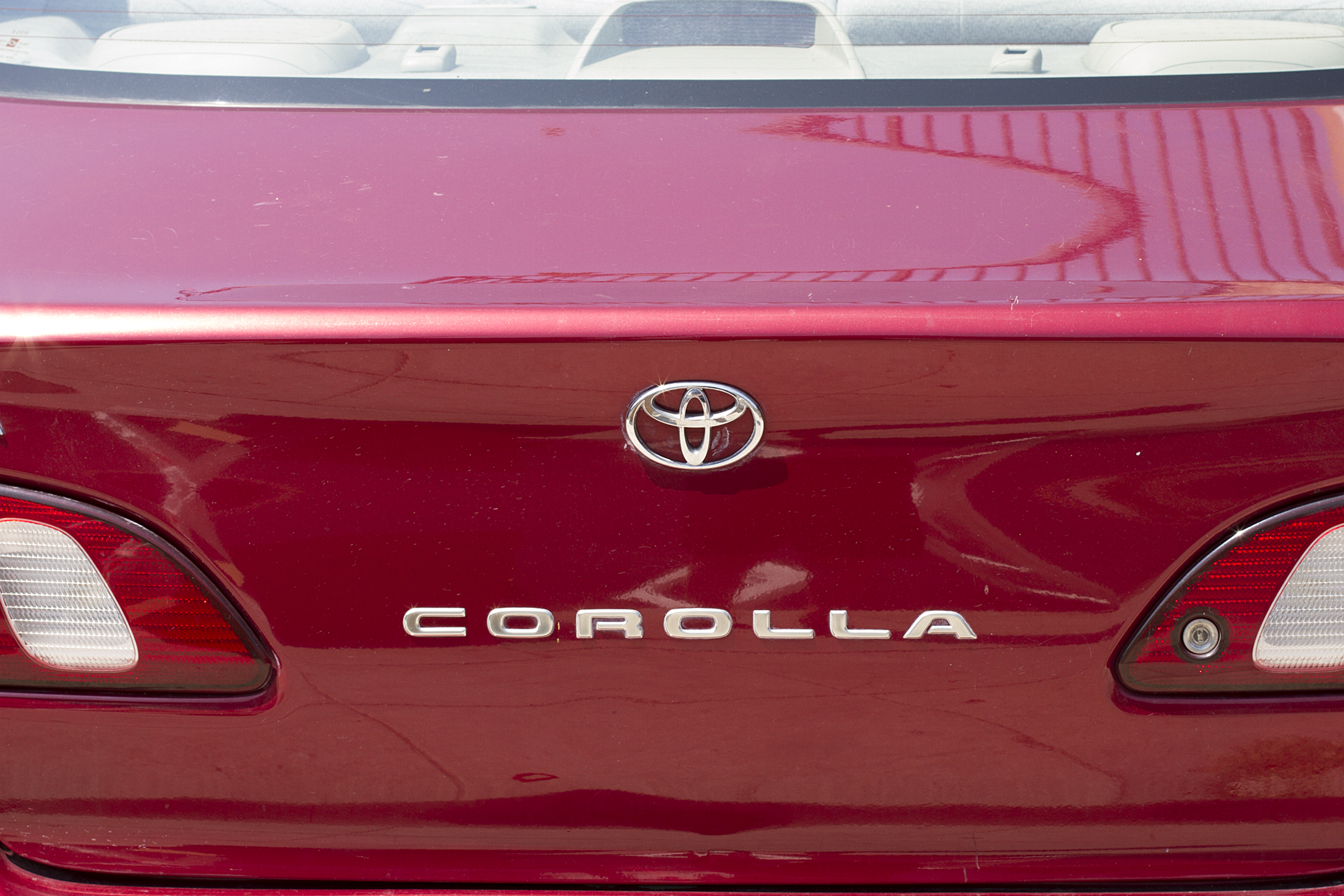 How to Put Seats Down in a Toyota Corolla (with Pictures)