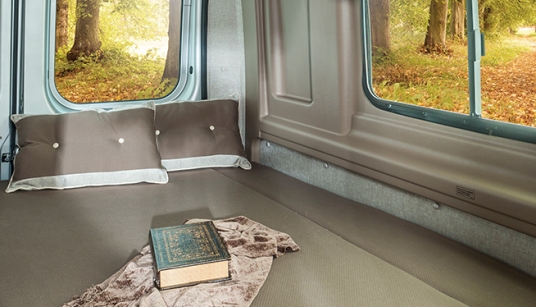 2014-winnebago-travato-59g-bedroom