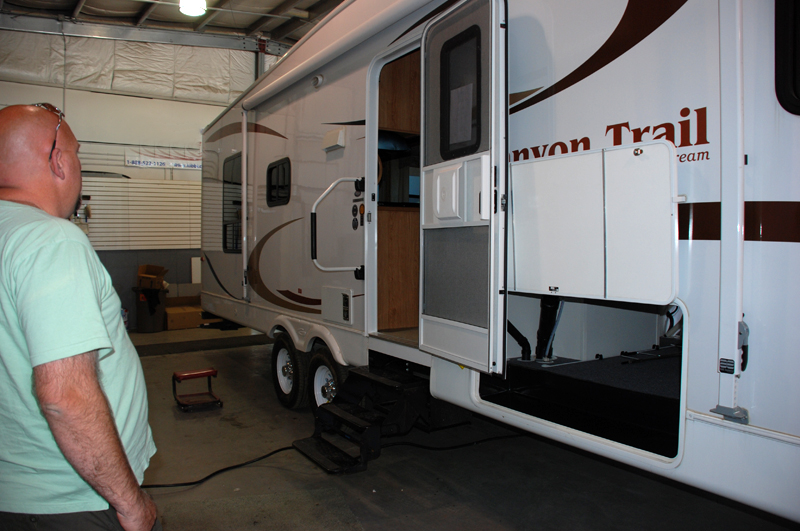 inspecting-a-used-rv-trailer