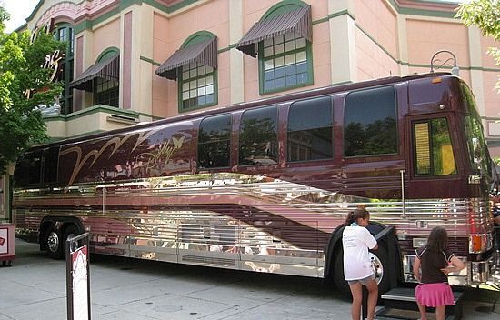 Prevost tour bus in Dollywood