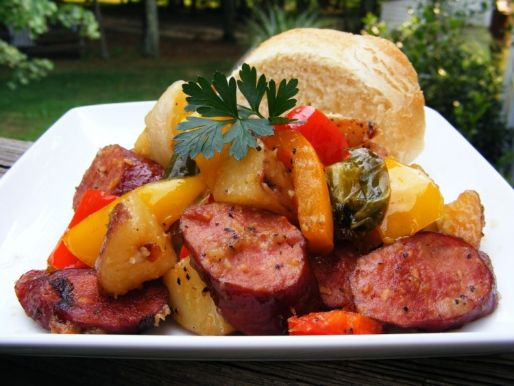 677450_Kielbasa-with-Peppers-and-Potatoes_Photo-by-abapplez