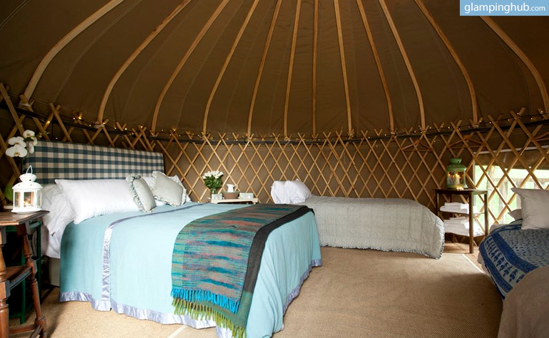 inviting-yurts-twinkling-string-lights-slane-ireland6