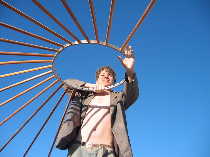 placing-the-supports-into-the-bicycle-ring1 (1)