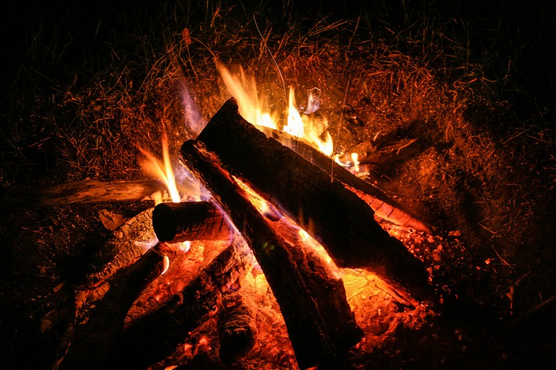 Campfire_(15621989189)