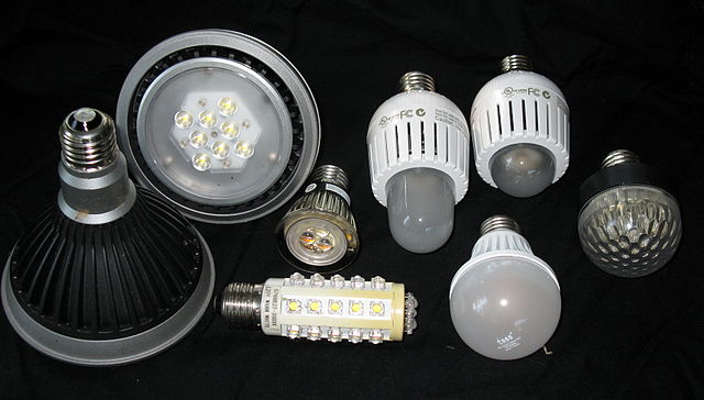 640px-LED_bulbs