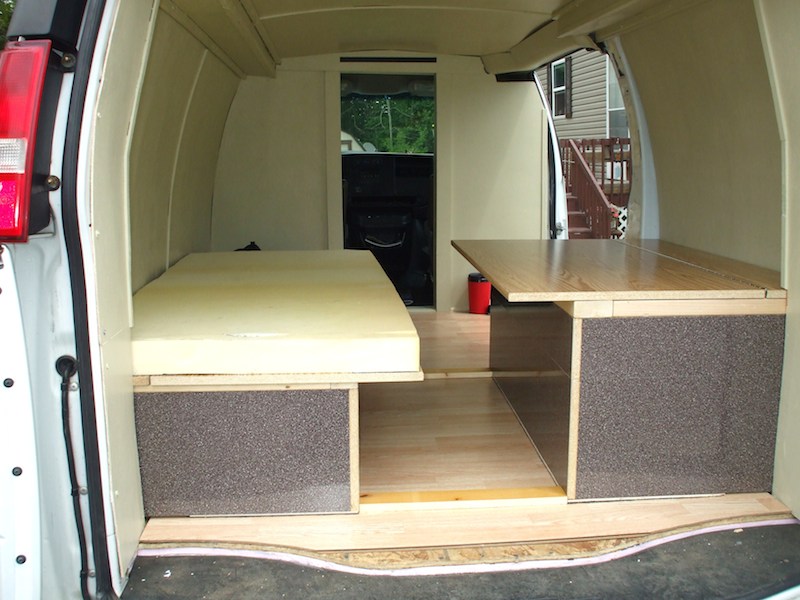 Narrow-bed-with-kitchen-counter-opposite1