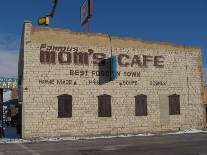 Moms-Cafe-700x525