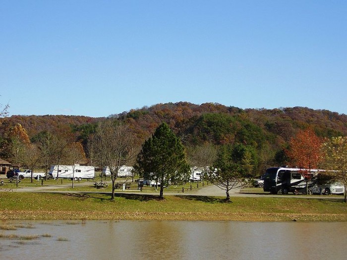 800px-Beech_Fork_State_Park_Camping-700x525