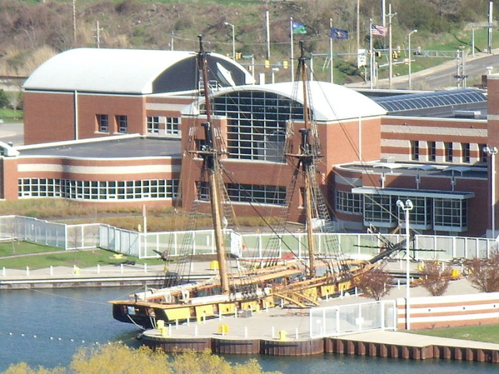 800px-Brig_Niagara_behind_museum-700x525