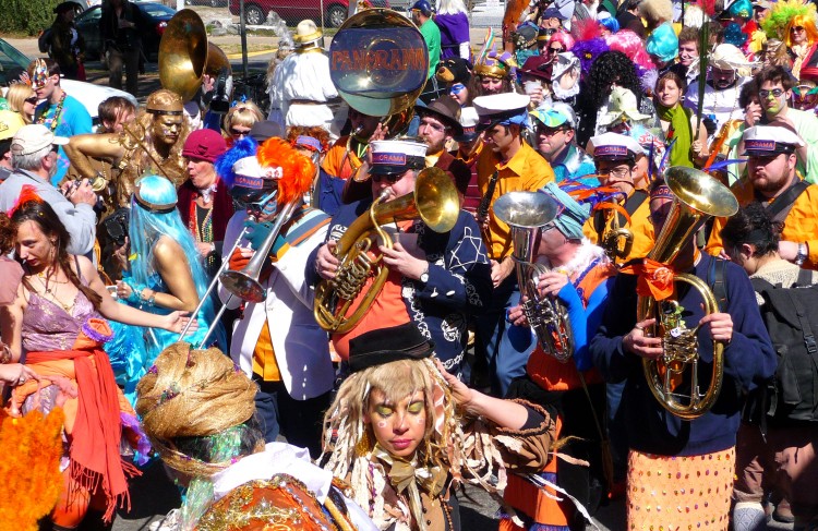 St._Anthony_Parade_at_Mardi_Gras_Panorama_Band_2010