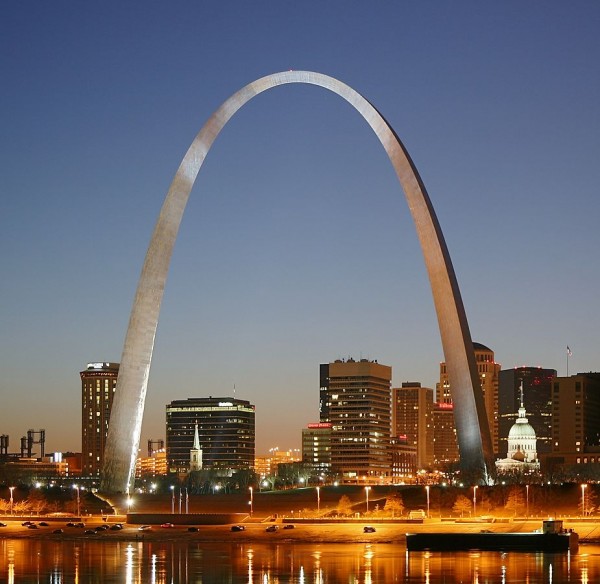 925px-St_Louis_night_expblend_cropped