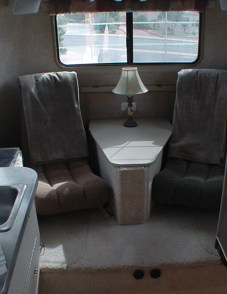 Sitting-area-in-rear