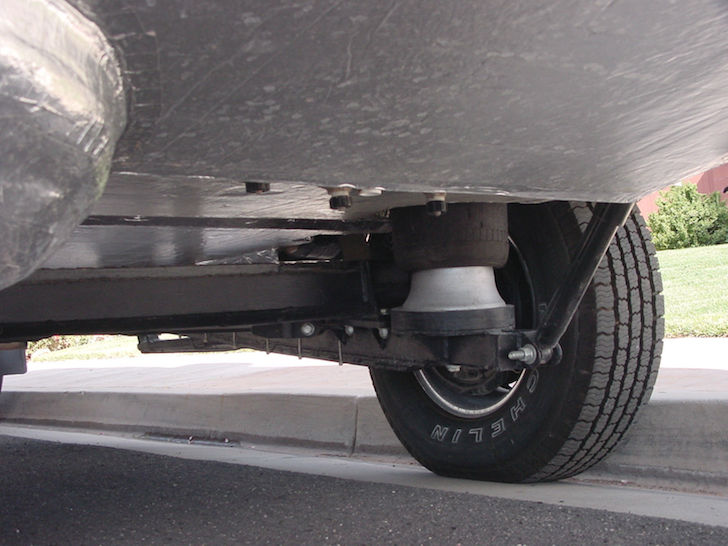 The-trailer-comes-with-a-remote-leveling-controller-and-fully-adjustable-air-ride-suspension