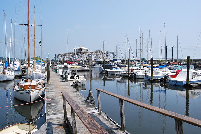 640px-Marina_in_the_Mystic_River,_Mystic,_CT
