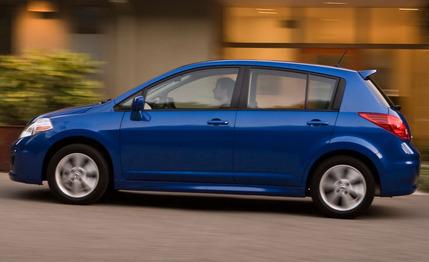 2010 Nissan Versa 1.8 SL Hatchback