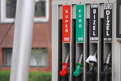 What Are the Causes of Gasoline Spraying at You When Filling the Gas Tank?