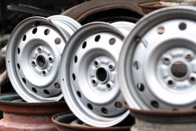 How to Remove Glue From Alloy Wheels