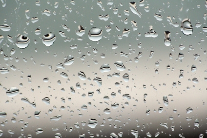 How to Remove Salt Stains From a Car Windshield