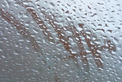 Natural Ways to Keep a Windshield From Fogging