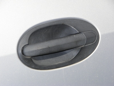 How to Remove the Outer Handle on an Audi Q7