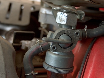 How to Change the Fuel Filter on a Hyundai Tucson