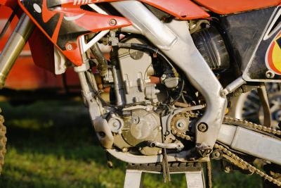 How to Remove Carburetors on a Honda Shadow 1100