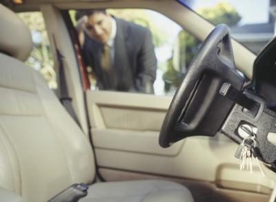 How to Unlock a 2000 Ford Taurus Using a Slim Jim