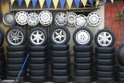 How to Remove Mercury Hubcaps