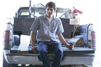 How to Remove a Truck Cap From a Truck