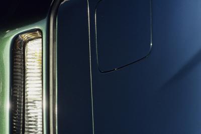 How to Remove Nameplates From Automobiles