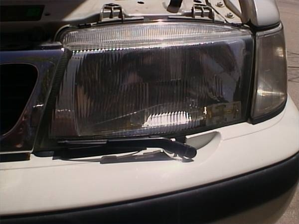 How to Replace Headlight Bulbs on a Saab 9-3