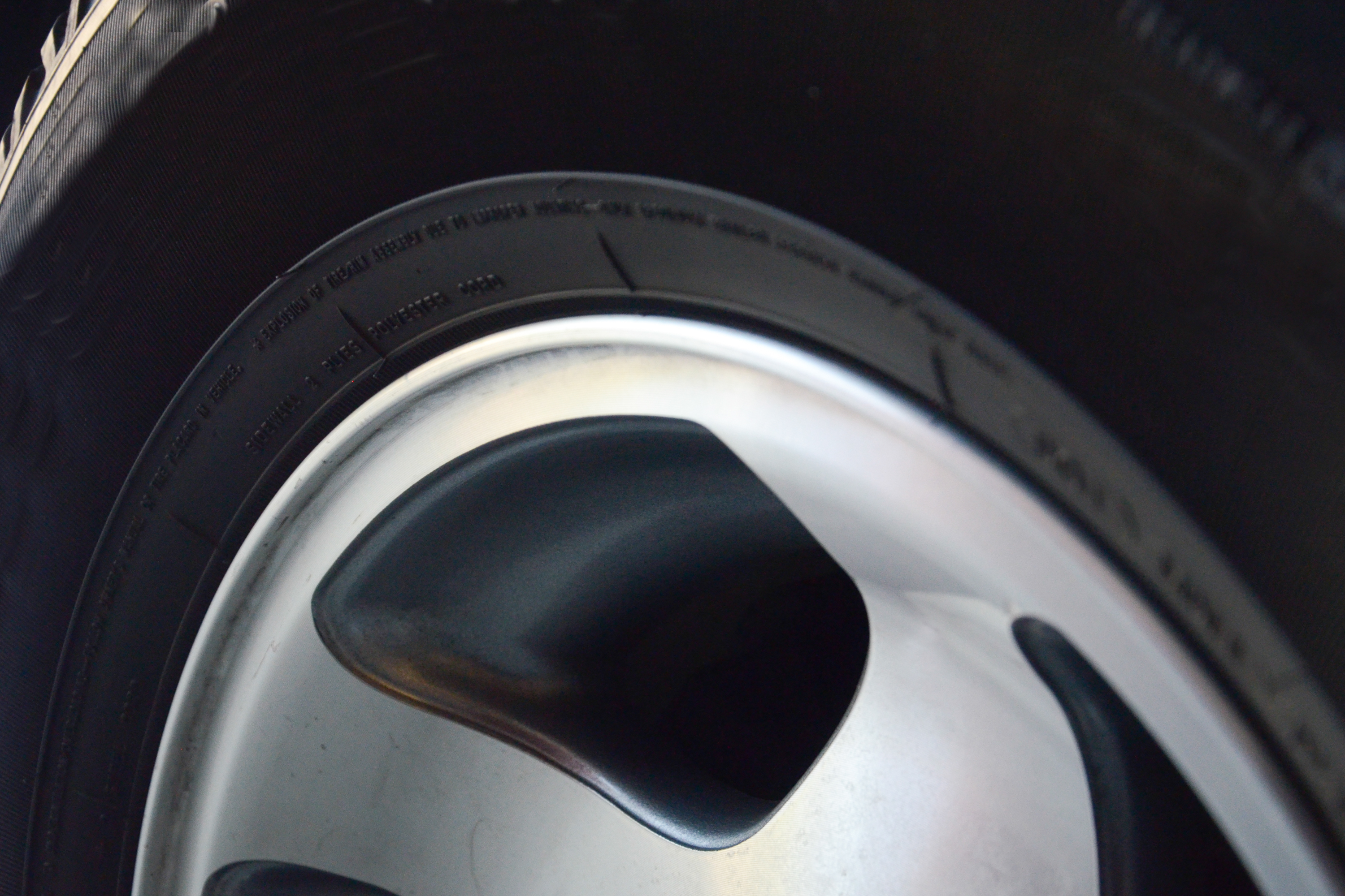 How to Take a Car Tire Off a Rim (with Pictures)