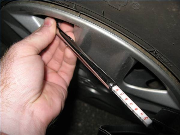 How Does a Tire Pressure Gauge Work?