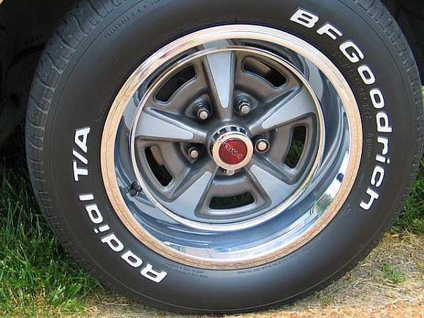 How to use a tire gauge