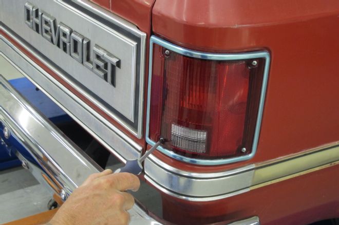 1985 Chevrolet C10 Screwing Taillight Lense In