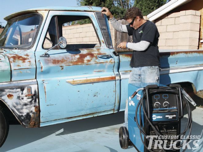 1105cct 01+1960 1966 Chevrolet C10 Small To Big Window Conversion+working On Window