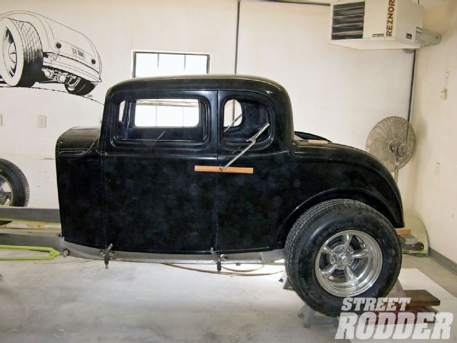1009sr 03 O+1932 Ford Five Window Coupe+black Roadster Body