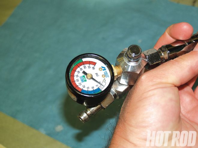 Hrdp 1007 07 O+air Pressure Gauge+on A Spray Gun