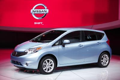 How to Remove the Radio From a Nissan Versa