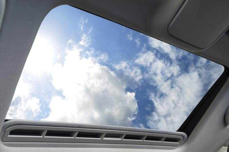 Differences Between a Moonroof & a Sunroof