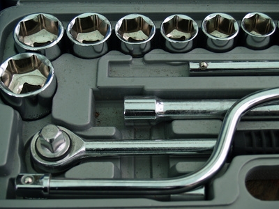 How to Change the Brake Shoes on a Plymouth Breeze