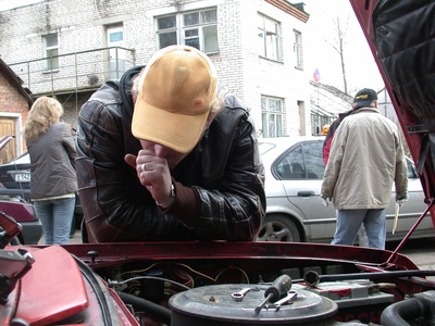 How to Remove a Fan Clutch From a Water Pump