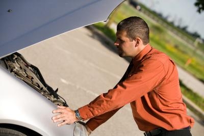 How to Remove the Alternator From a Corolla