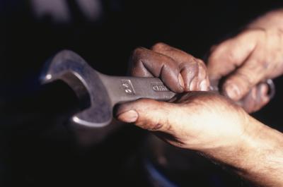 How to Remove the Starter From a 2001 Chevy Duramax