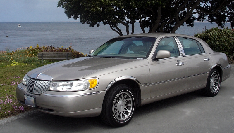 How to Remove a Lincoln Town Car Gas Tank