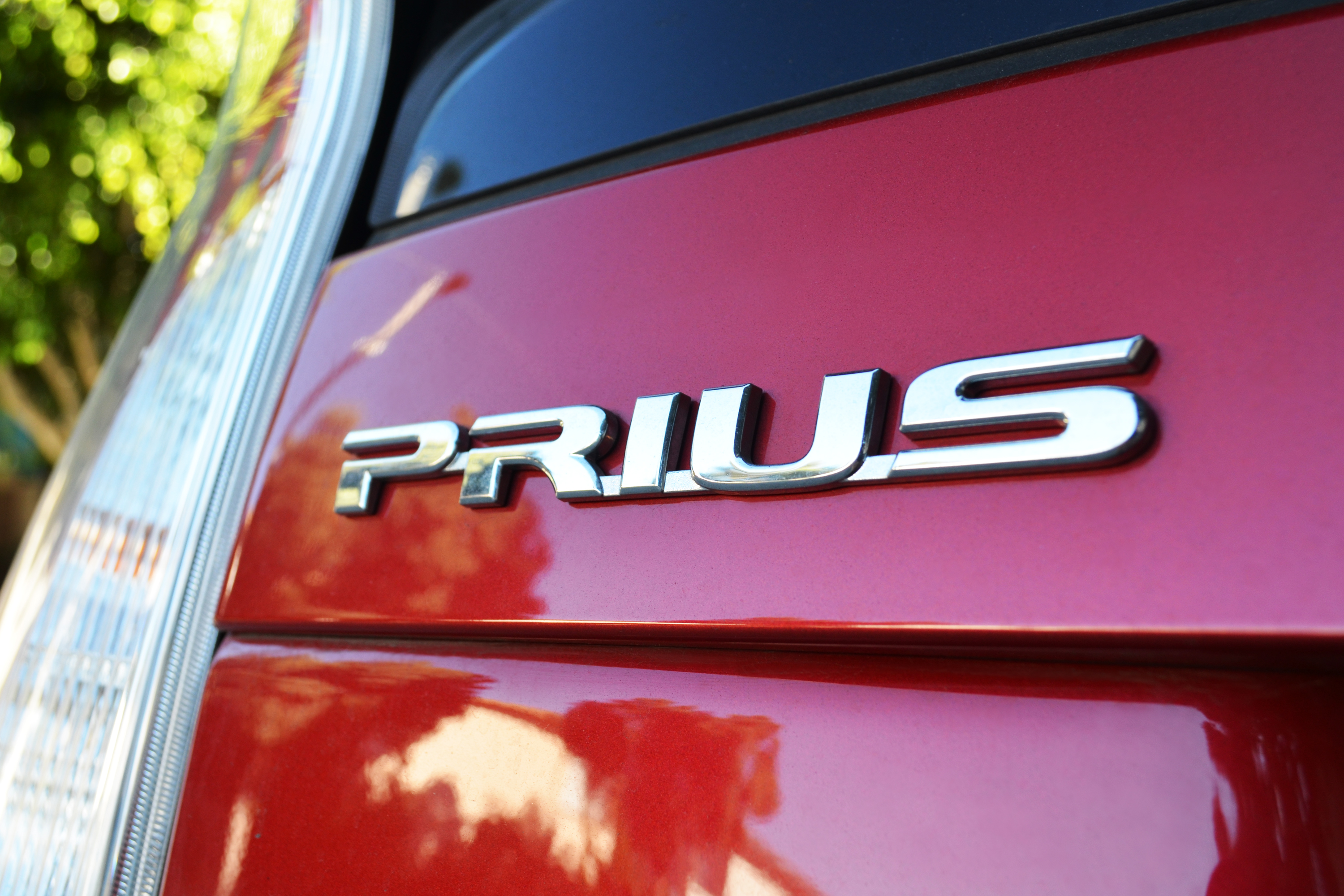 How to Charge a Prius Battery (with Pictures)