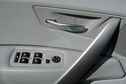 How to Remove a Door Panel on a 2006 Saturn Vue